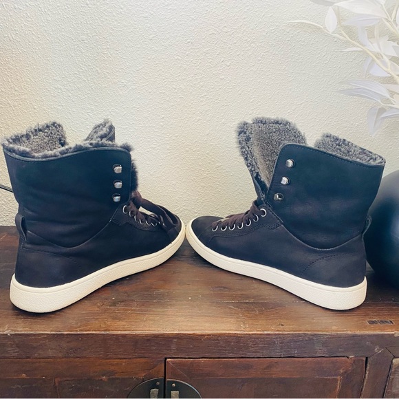 UGG Women’s Starlyn Full Grain Leather Fold Over Trainers - Black (Size 5)🌹 - Picture 7 of 14